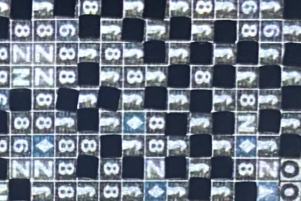 Steine liegen schief - das fällt beim Schachbrettmuster sofort auf